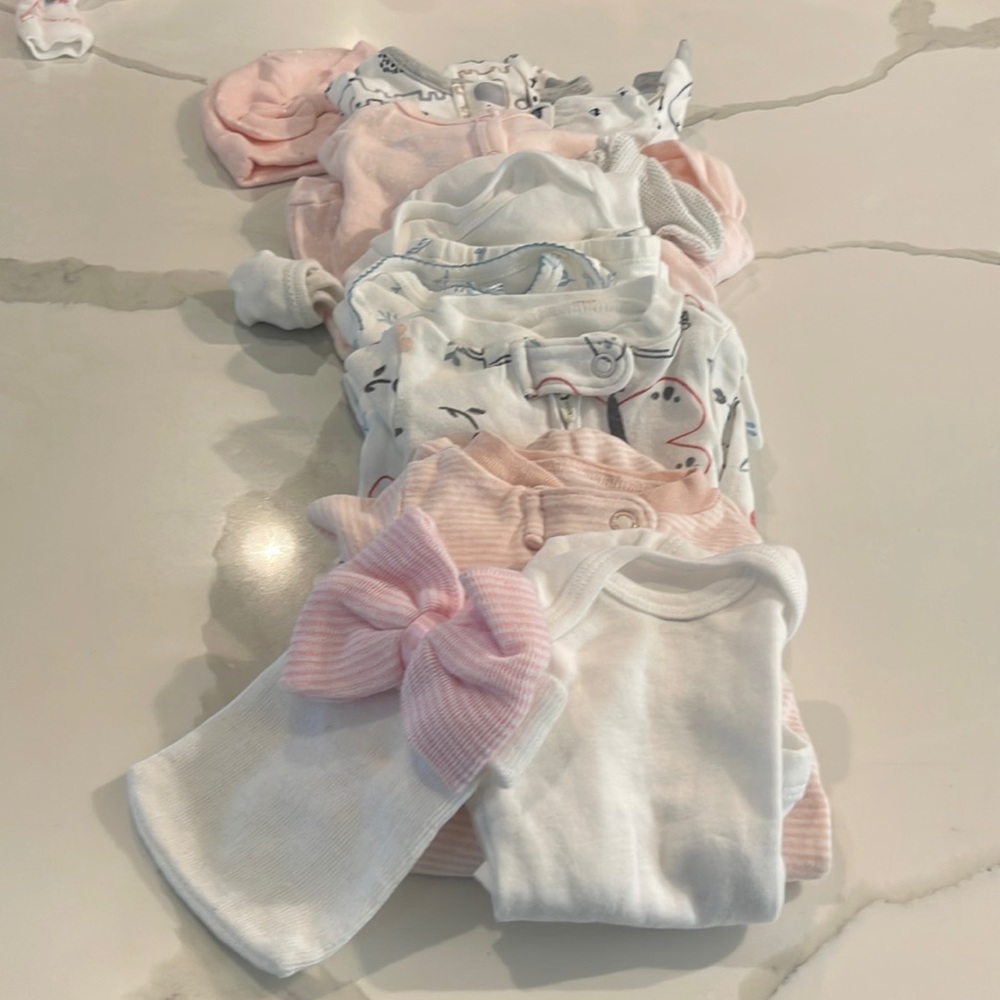 Preemies onesies in a good condition with mittens and cap no stains! 10 pieces